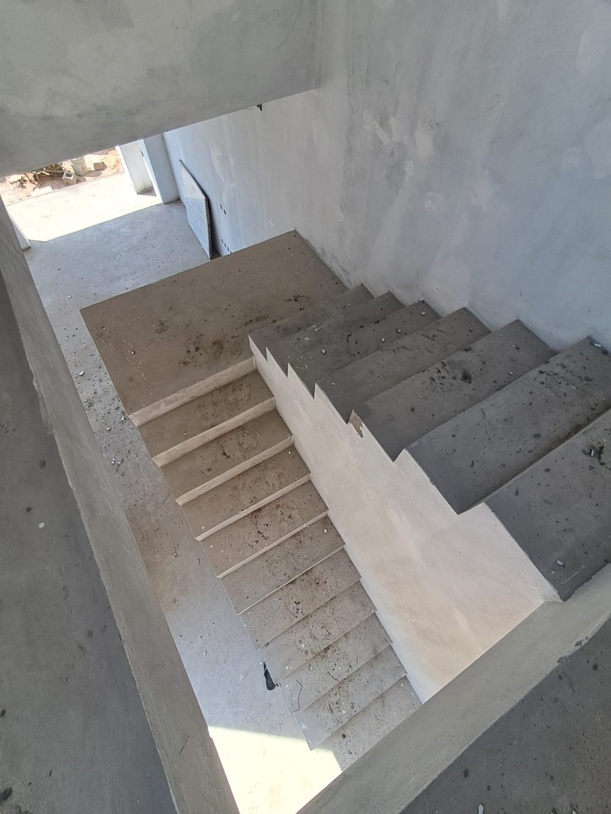 Escadas em betão entre os dois pisos