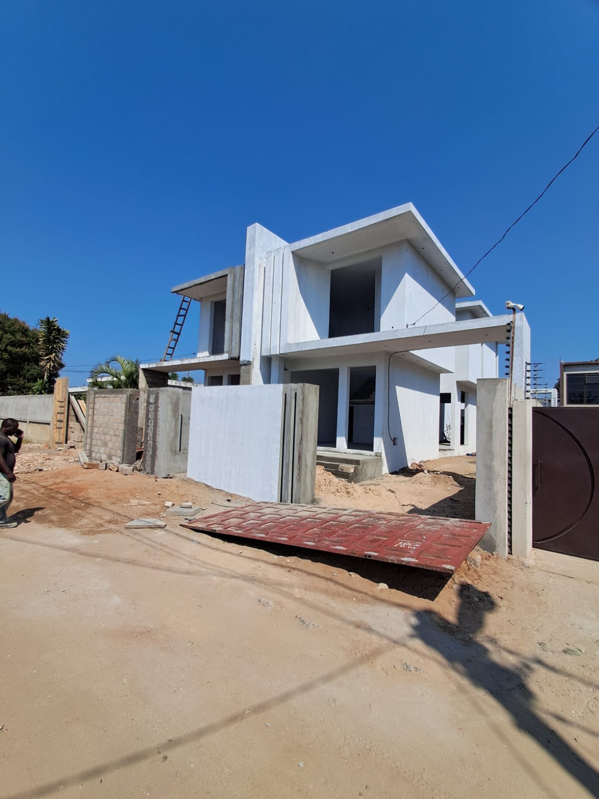 Exterior da moradia com muro e portão