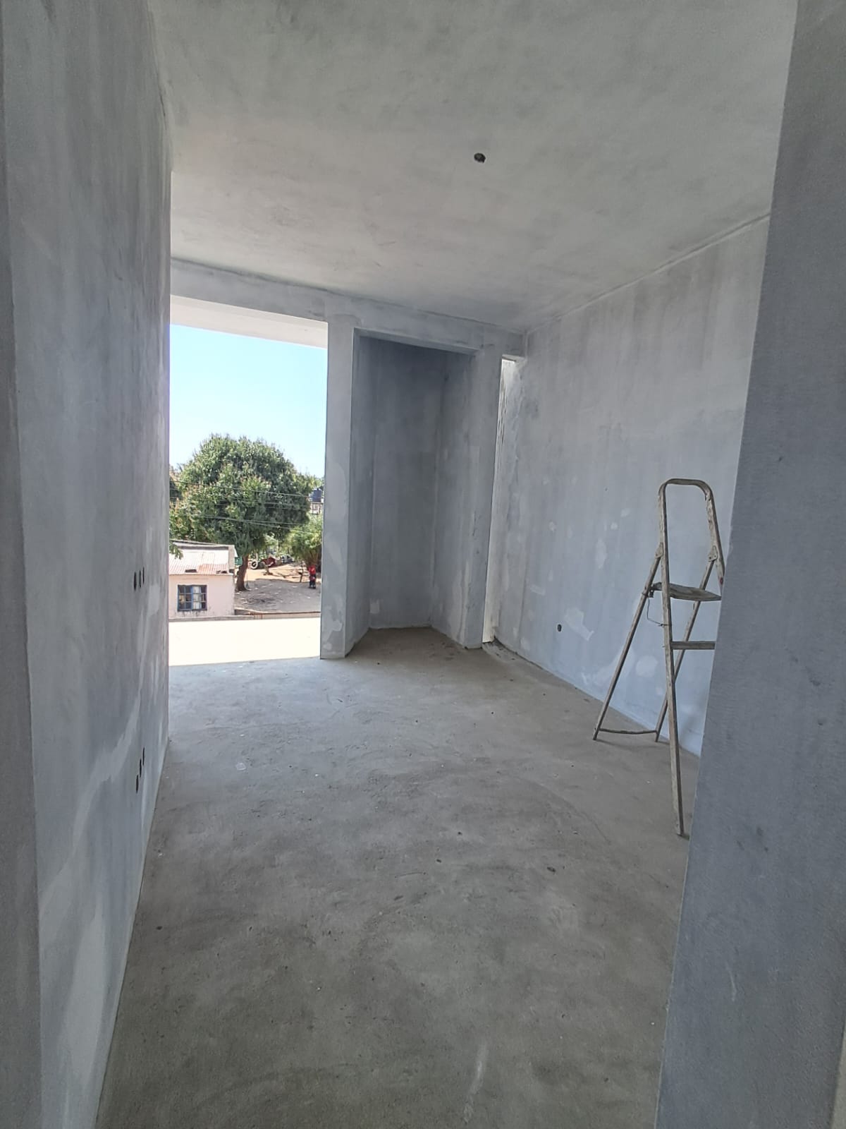 Quarto no piso superior com acesso à varanda