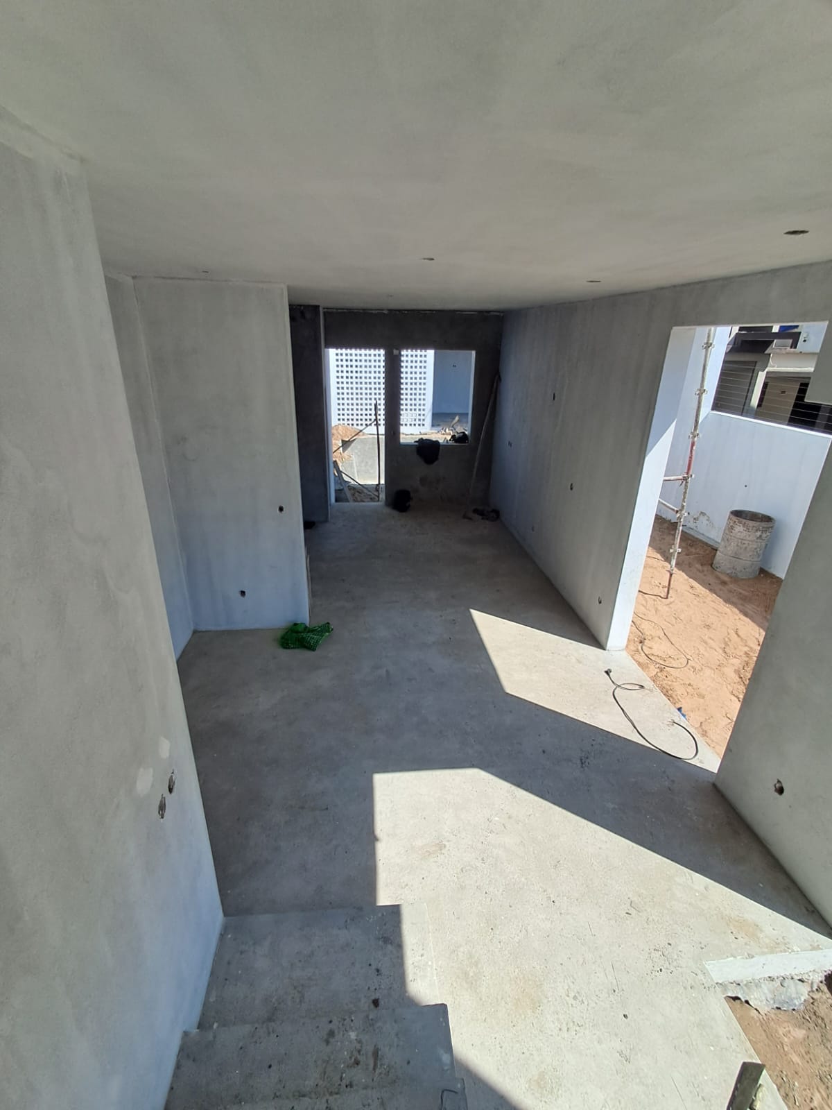 Sala comum a dar para a área de lazer